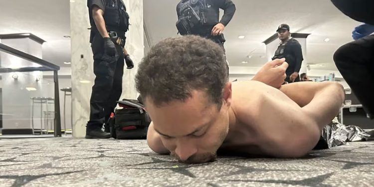 عناصر مكتب التحقيقات الفيدرالي يطوقون منزل مطلق النار على ترامب