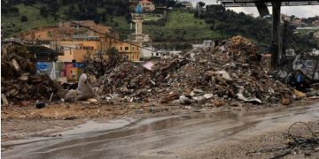 غارة إسرائيلية على النبطية تودي بحياة 8 من عناصر الأمن اللبناني