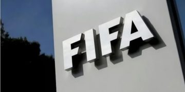 «فيفا» يقرّ عقوبة الطرد للاعبيين حال تغطية أفواههم في مواجهة الخصم