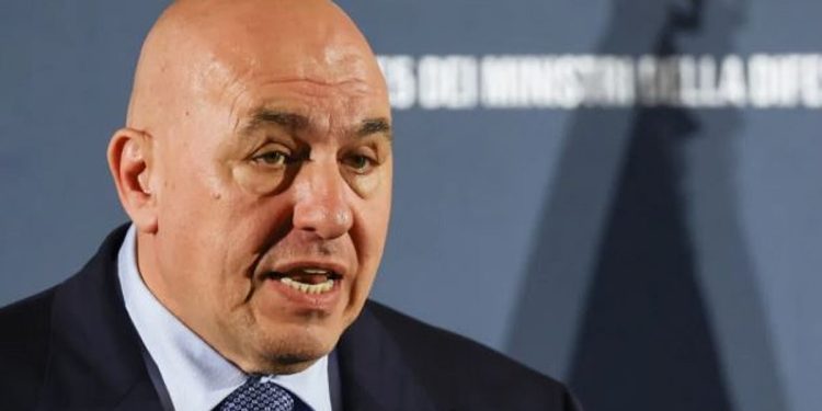 «لا أحد يجرؤ على معارضة ترامب».. وزير الدفاع الإيطالي يحذر: حرب إيران تهدد ريادة أمريكا في العالم