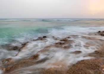 لوحة خلابة للتكوينات الصخرية على سواحل الوجه