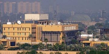 مسلحون مدعومون من إيران يهاجمون محيط السفارة الأمريكية بالعراق بالمسيرات