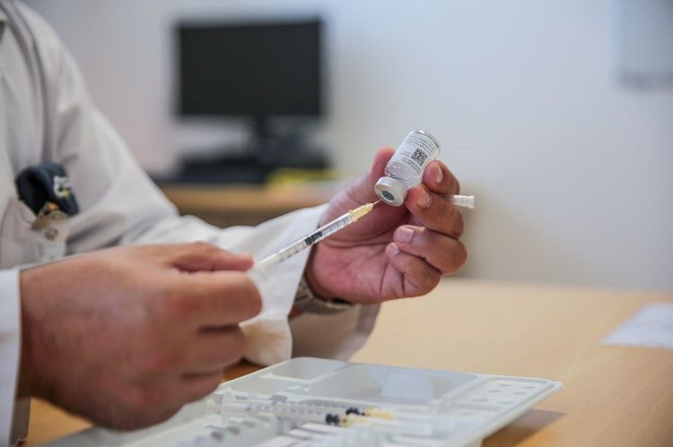 مع ضعف المناعة.. الصحة توضح 5 لقاحات مهمة لكبار السن