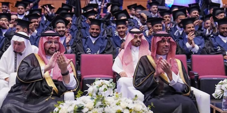 مُحافظ جدة يشهد حفل تخريج طلاب وطالبات الجامعة العربية المفتوحة