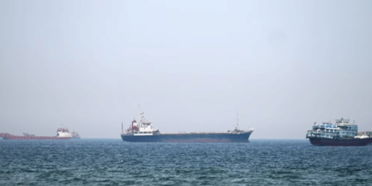 واشنطن تطلب مساعدة دولية لإعادة فتح مضيق هرمز.. وقف الإمدادات يرفع النفط لأعلى مستوى في سنوات