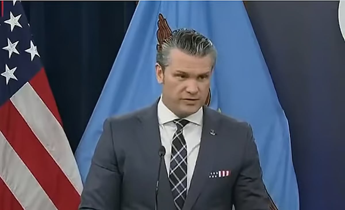 وزير الحرب الأمريكي: إيران توسلت لوقف النار  