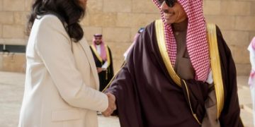 وزير الخارجية ونظيرته الكندية تبحثان تعزيز العلاقات بين البلدين