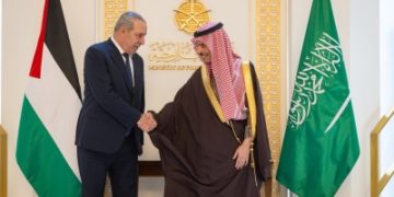 وزير الخارجية يبحث مع 'الشيخ' آخر المستجدات في غزة والضفة