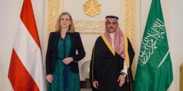 وزير الخارجية يبحث مع نظيرته النمساوية أوضاع المنطقة