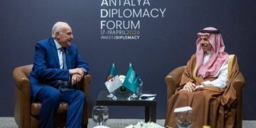 وزير الخارجية يبحث مع نظيره الجزائري مستجدات الأوضاع الإقليمية والموضوعات ذات الاهتمام المشترك