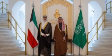 وزير الخارجية يناقش مع نظيره الكويتي أوضاع المنطقة