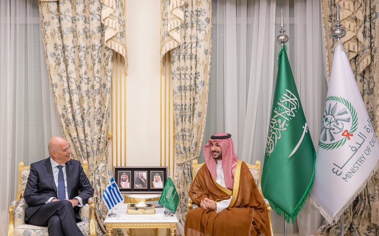وزير الدفاع ونظيره اليوناني يبحثان تطورات المنطقة في ظل استمرار الهجمات الإيرانية