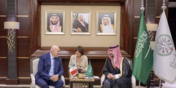 وزير الدفاع يستعرض الشراكة العسكرية السعودية الإيطالية