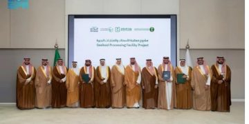 وزيرا "البيئة" و"الاستثمار" يشهدان توقيع اتفاقيتين لتوطين قطاع معالجة الأسماك والمنتجات البحرية في المملكة