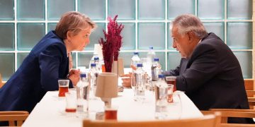 وزيرة الخارجية البريطانية ونظيرها الباكستاني يناقشان حرية الملاحة بمضيق هرمز