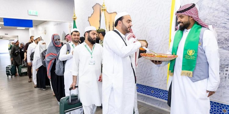 وصول أولى رحلات مستفيدي مبادرة «طريق مكة» من باكستان إلى مطار الأمير محمد بن عبدالعزيز الدولي بالمدينة المنورة