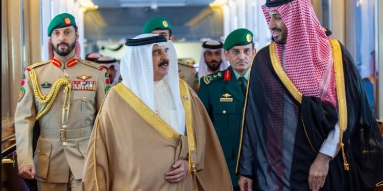 ولي العهد يستقبل ملك البحرين أثناء وصوله إلى جدة لحضور القمة الخليجية