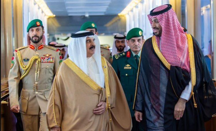 ولي العهد يستقبل ملك البحرين أثناء وصوله إلى جدة لحضور القمة الخليجية