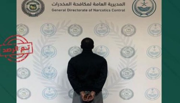 القبض على مواطنين لترويجهم مواد مخدرة بمنطقتي الحدود الشمالية وعسير