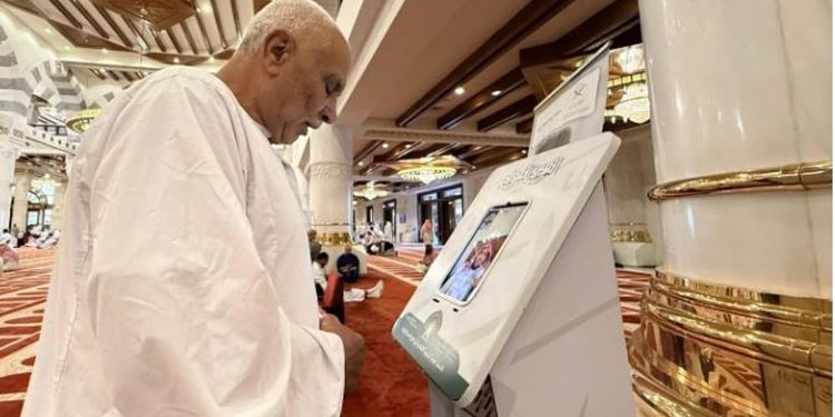 عبر الهاتف المجاني والاتصال المرئي.. "الشؤون الإسلامية" تواصل استقبال استفسارات ضيوف الرحمن