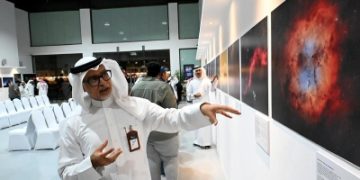 38 عملًا فنيًا توثق أسرار الفضاء بالدمام