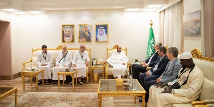 «آل الشيخ» يلتقي عددًا من الشخصيات المستضافة في برنامج ضيوف خادم الحرمين الشريفين للحج