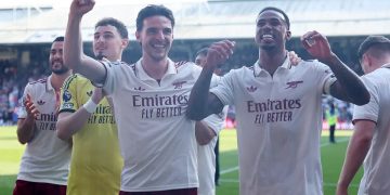 أرسنال يتوج بلقب الدوري الإنجليزي ويختتم موسمه بالفوز على كريستال بالاس 2-1