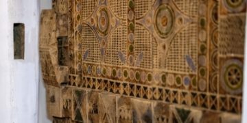 ألوان طبيعية تعيد للأبواب النجدية رونقها التراثي