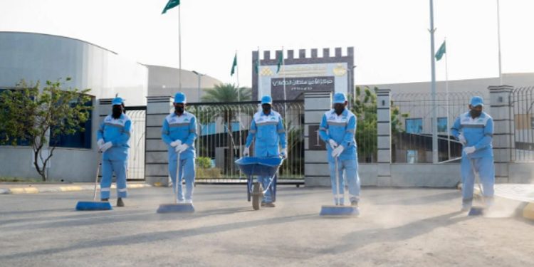 أمانة جازان تنفذ أعمال النظافة والإصحاح البيئي بمختلف محافظات ومراكز المنطقة