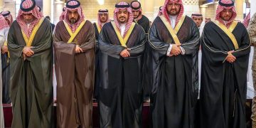 أمير الرياض يؤدي صلاة الميت على الأمير نواف بن نايف بن ممدوح بن عبدالعزيز 