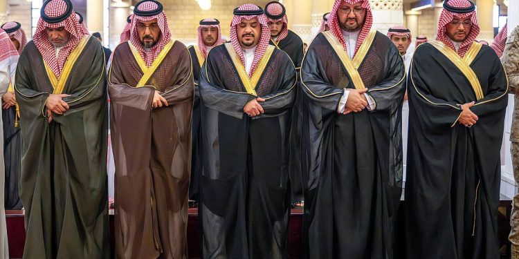 أمير الرياض يؤدي صلاة الميت على الأمير نواف بن نايف بن ممدوح بن عبدالعزيز 