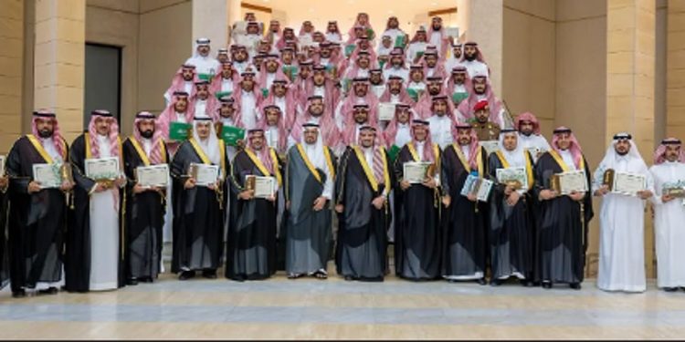 أمير القصيم يكرّم 80 فائزًا وفائزة بجائزة الموظف المثالي في نسختها التاسعة