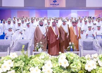 أمير القصيم يكرّم الطلاب المتميزين بالمنطقة
