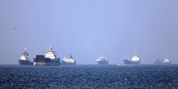 إيران تنفي استهداف سفينة كورية في مضيق هرمز: أمن الملاحة مرهون بالالتزام بالتعليمات