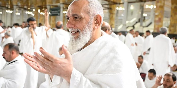 «ابتسامات الحجاج».. لغة إنسانية تتوحد في رحاب المسجد الحرام