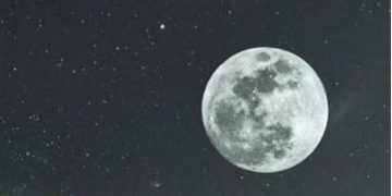 اكتمال القمر بدرًا الليلة.. مشهد فلكي يُزيّن سماء الوطن العربي طوال الليل