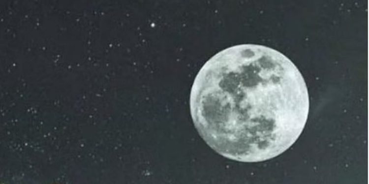 اكتمال القمر بدرًا الليلة.. مشهد فلكي يُزيّن سماء الوطن العربي طوال الليل