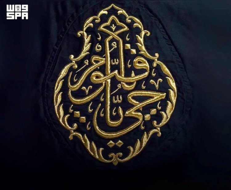 «الآيات القرآنية» تتجلى بخيوط الذهب والفضة في كسوة الكعبة المشرفة