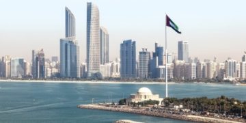 الإمارات: 3 إصابات إثر اعتراض صاروخين و3 مسيرات إيرانية