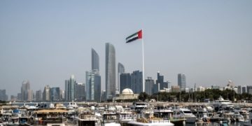 الإمارات : نتعامل حالياً مع اعتداءات صاروخية من إيران