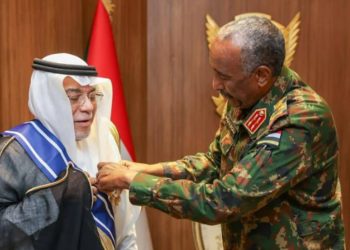 «البرهان» يمنح السفير السعودي في السودان وسام النيلين من الطبقة الأولى