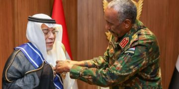 «البرهان» يمنح السفير السعودي في السودان وسام النيلين من الطبقة الأولى