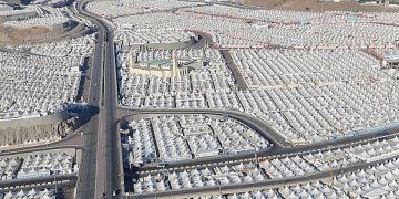 «البلديات والإسكان» تواصل خدماتها البلدية بمشعر منى خلال يوم النحر وأيام التشريق