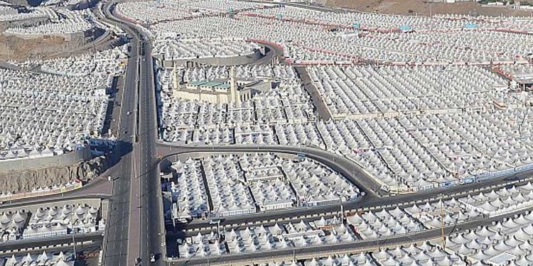 «البلديات والإسكان» تواصل خدماتها البلدية بمشعر منى خلال يوم النحر وأيام التشريق