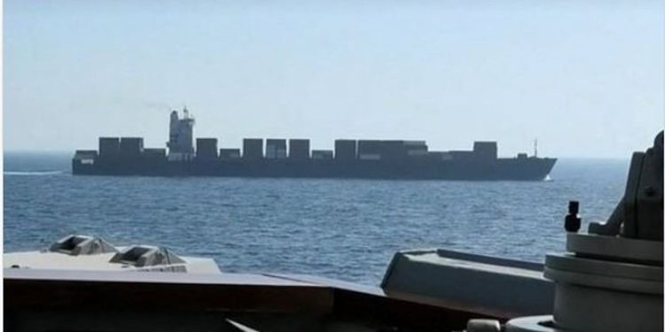 الجيش الأمريكي يعطل سفينة تجارية حاولت اختراق الحصار على إيران