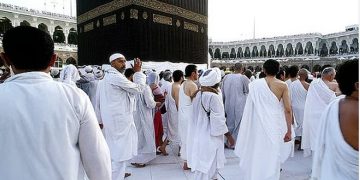 الحجاج المتعجلون يؤدون طواف الوداع بيسر وطمأنينة