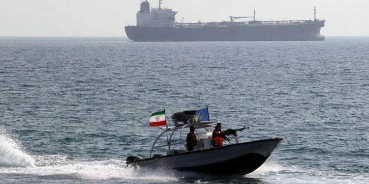 الحرس الثوري الإيراني يعلن استهداف مدمرات أمريكية في مضيق هرمز بصواريخ كروز ومسيرات انتحارية