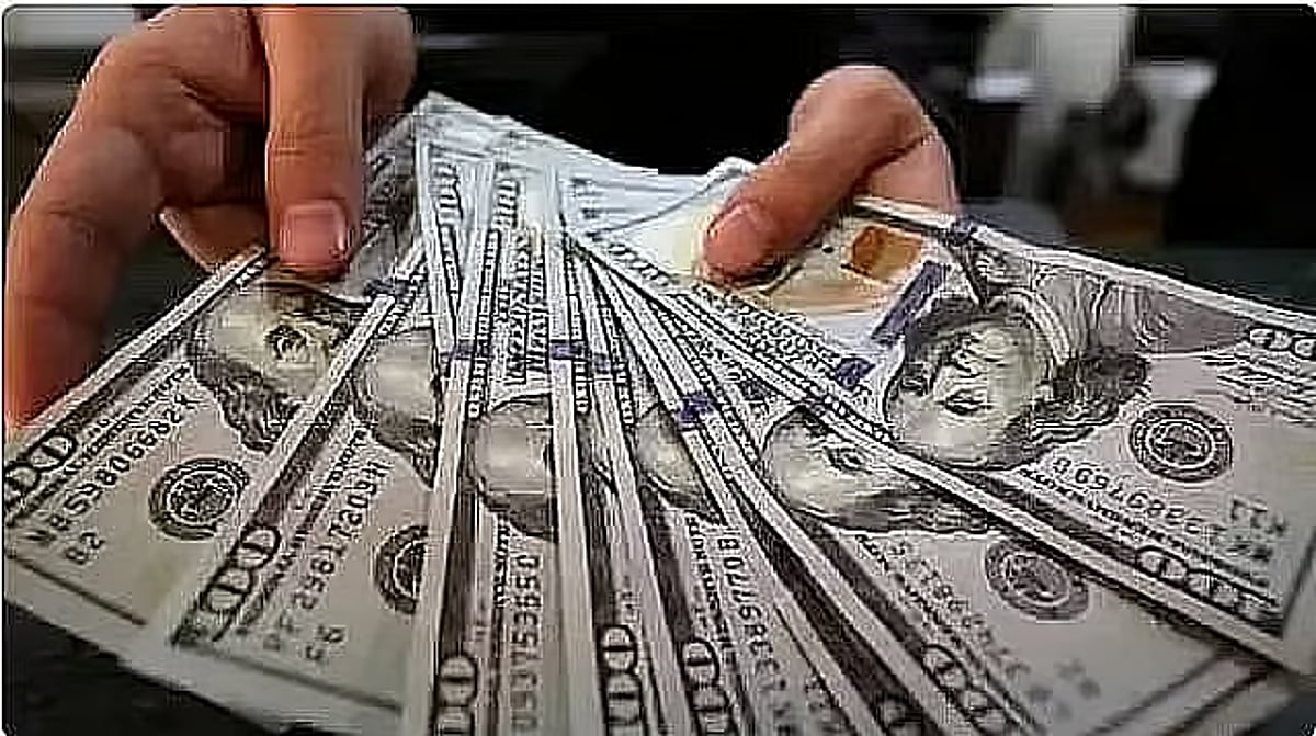 الدولار يقترب من أعلى مستوى في أسبوع