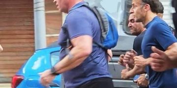 الرئيس الفرنسي يمارس رياضة الجري في شوارع الإسكندرية المصرية