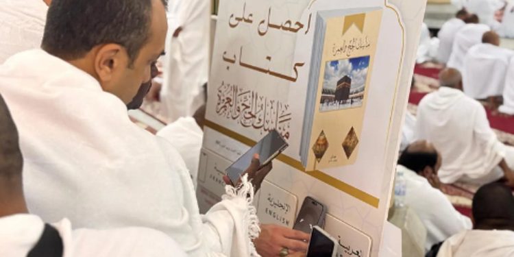 «الشؤون الإسلامية» تواصل تقديم الخدمات التوعوية والإرشادية للحجاج بمسجد الخيف